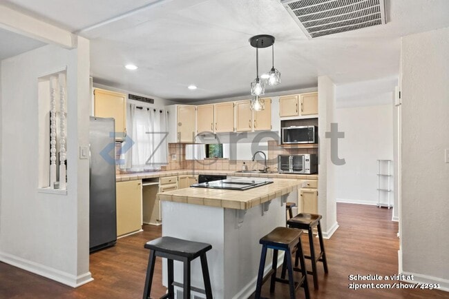 Building Photo - 1425 Valerie Ln