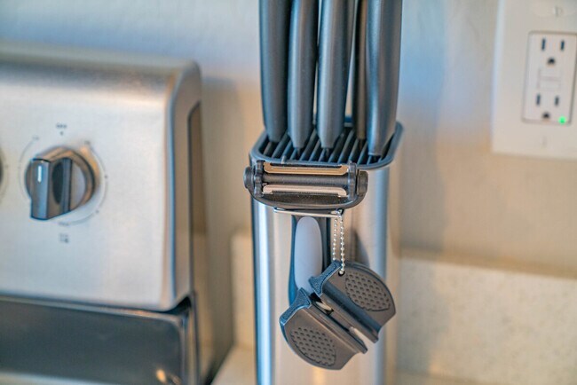 Building Photo - 6612 W Paradise Ln