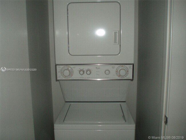 Building Photo - 1060 Brickell Ave