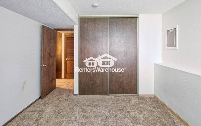 Building Photo - Available 12/1 - Cozy 2 Bed / 1 Bath Side ...