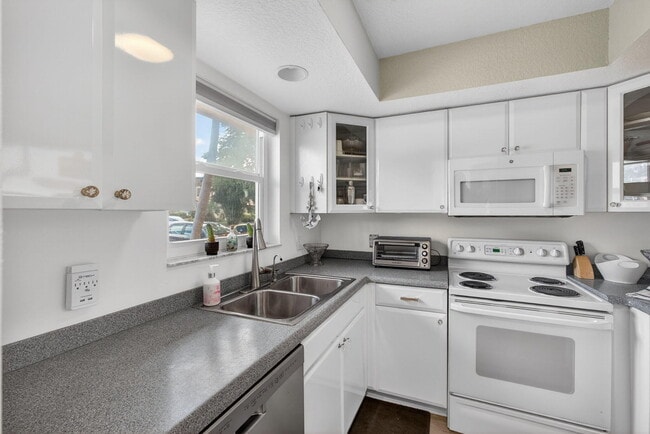 Building Photo - 2950 SE Ocean Blvd