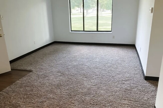 Building Photo - 505 Oakview Dr