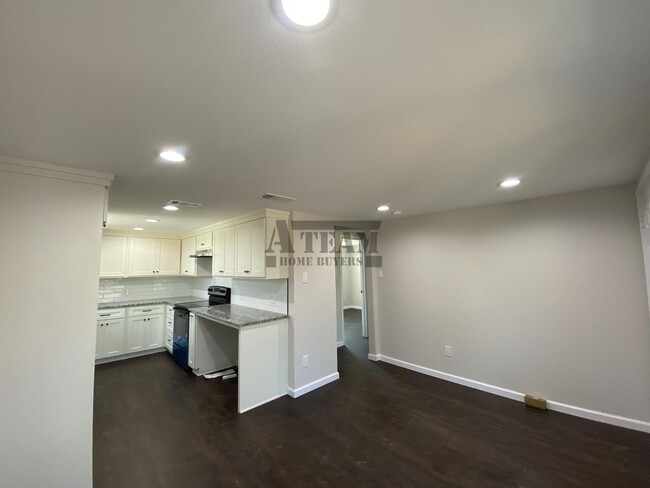 Building Photo - Fully Remodeled 2 Bedroom 1 Bathroom in To...