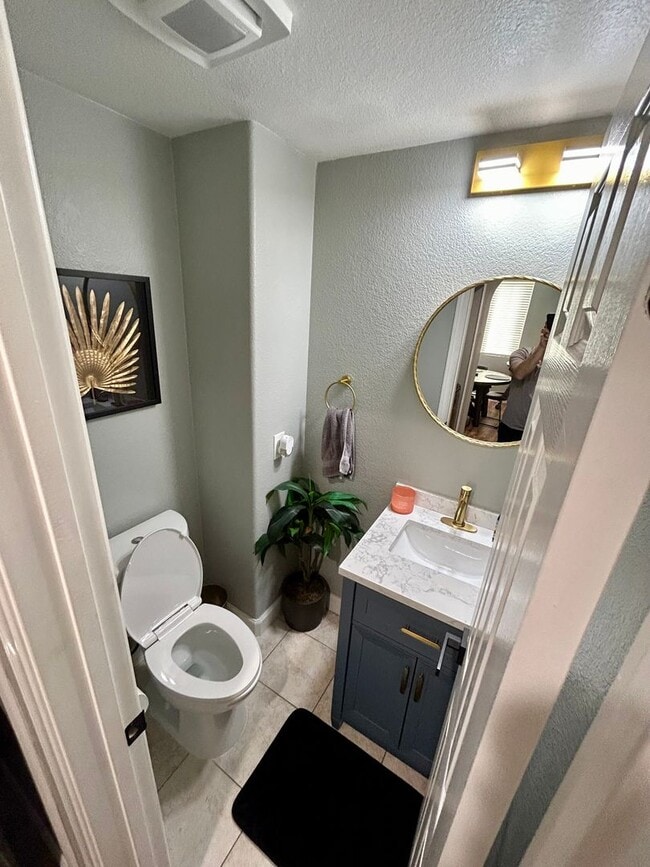 Building Photo - Stunning Townhome in the Heart of Otay Lakes, Chula Vista - MOVE IN SPECIAL