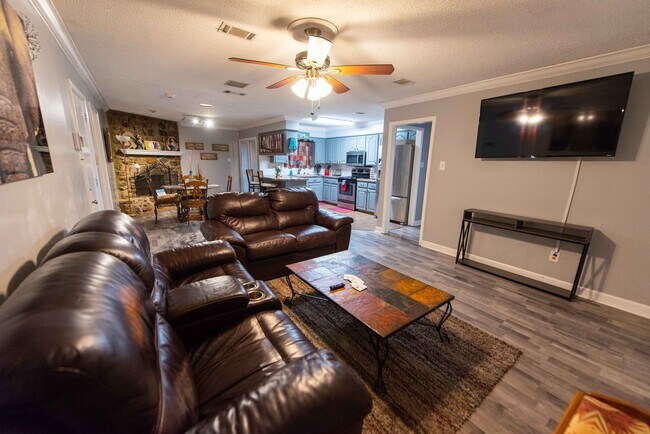 Building Photo - 2200 Romine Rd