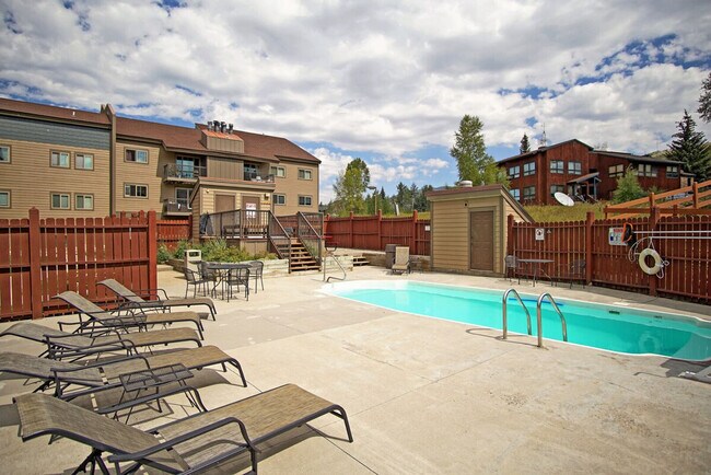 Building Photo - 2875 Village Dr