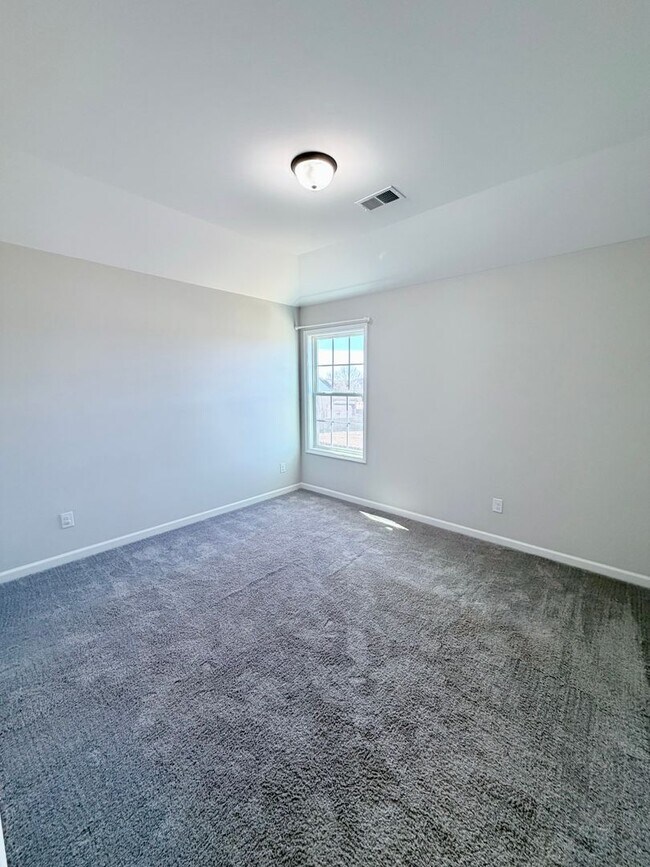 Building Photo - 215 Shoshone Cir