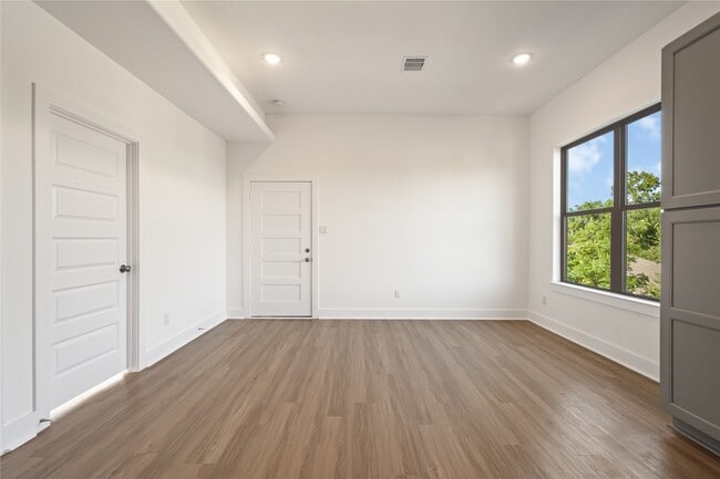 Building Photo - 5623 Eskridge St
