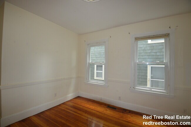 Building Photo - 10 Bucknam St