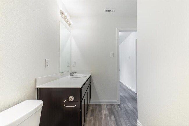 Building Photo - HALF OFF One Month Rent!*