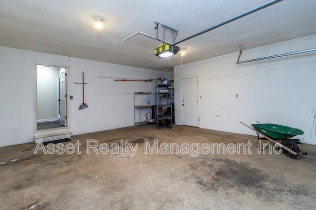 Building Photo - 1405 Wenlock Rd