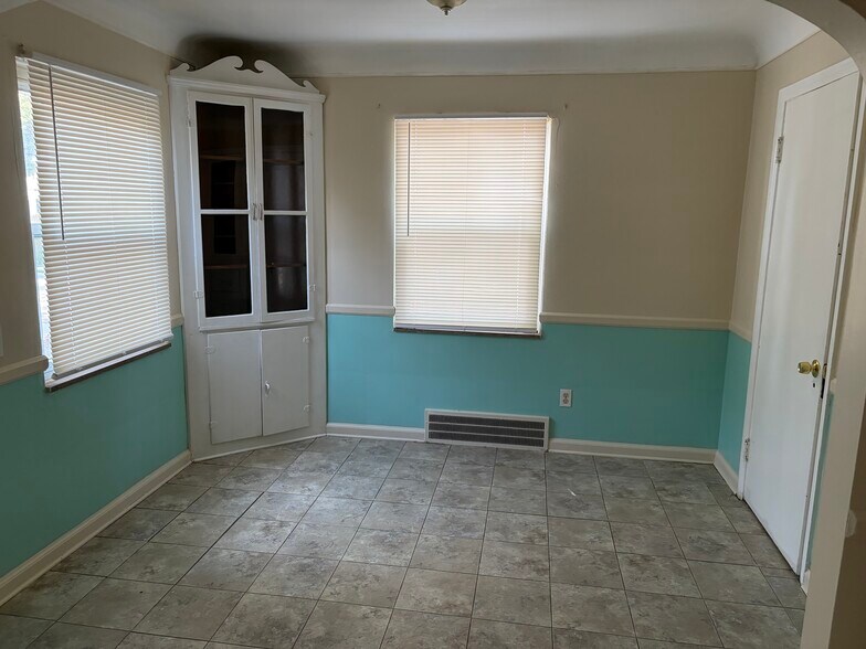 Dining Room with Built-Ins - 15205 Maplewood Ave