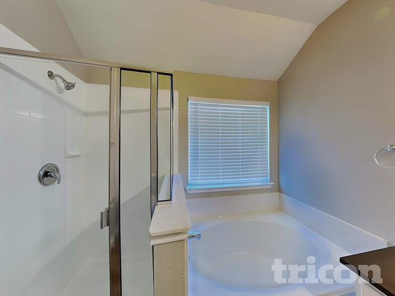 Building Photo - 223 Troy Ln