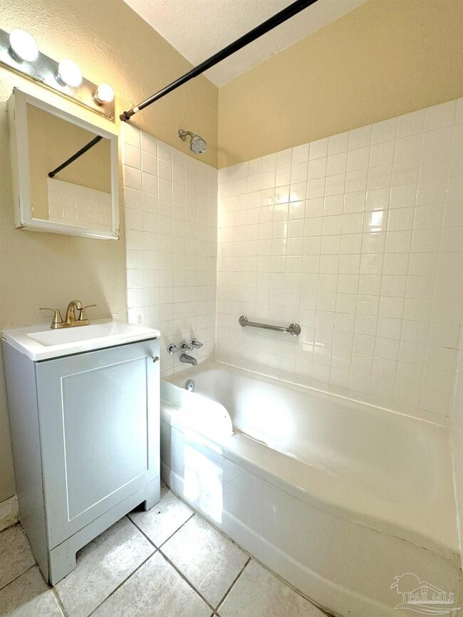 Building Photo - 2 Ellis Dr