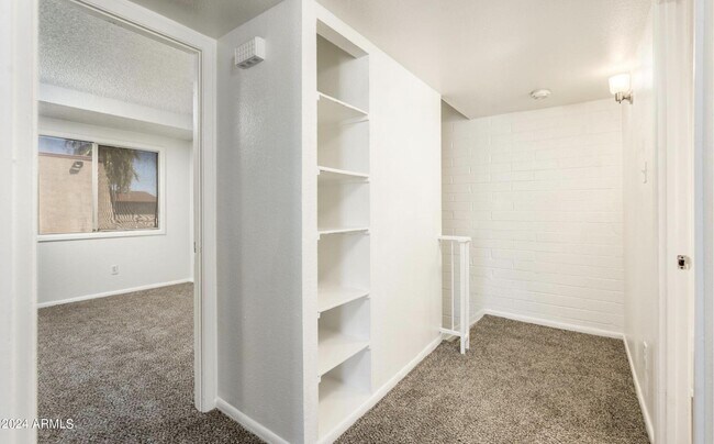 Building Photo - 4040 W Palomino Rd