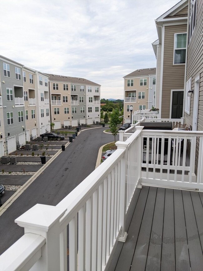 Building Photo - Gorgeous Newer Build (2019) 4 level townho...