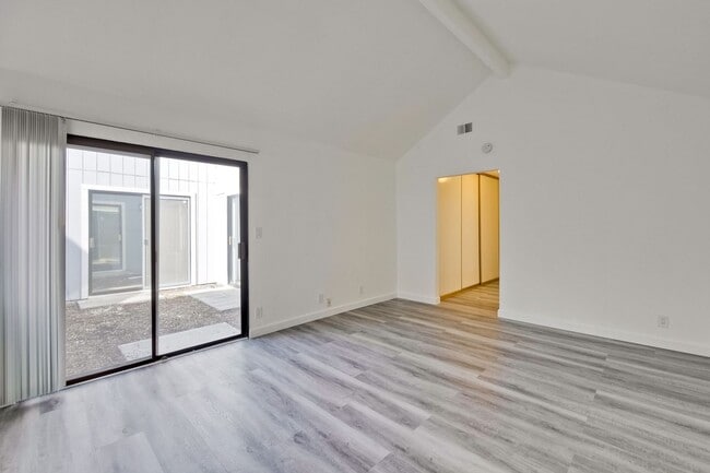 Building Photo - Welcome to this 3 bedroom 2 bath Just updated Townhome located in South San Jose.