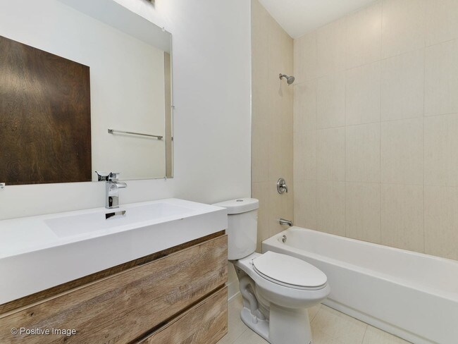 Building Photo - 6109 N Elston Ave