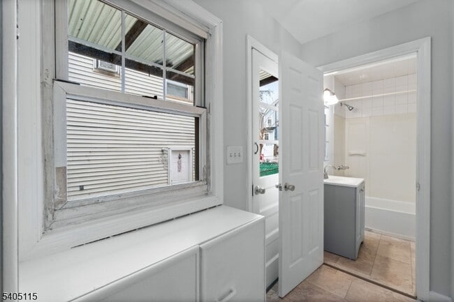 Building Photo - 120 Grant Ave