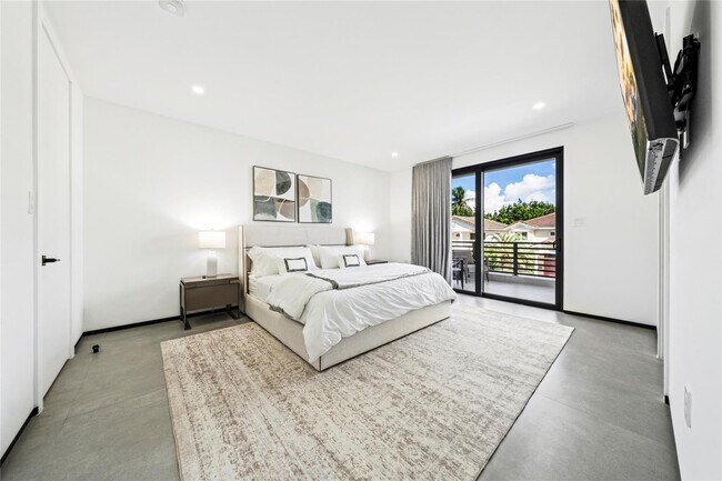 Building Photo - 3320 NE 17th St