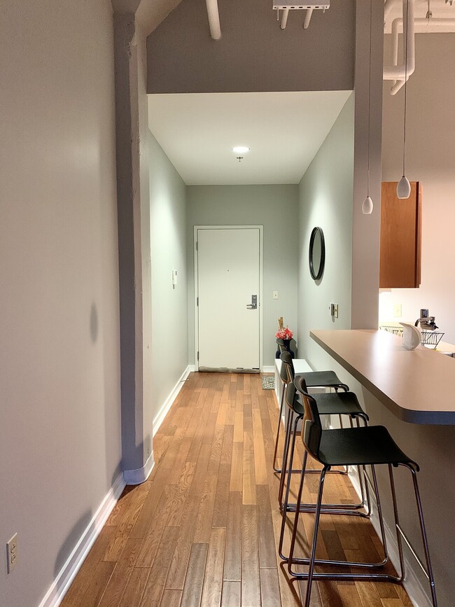 Building Photo - 1401 State St - Unit 405
