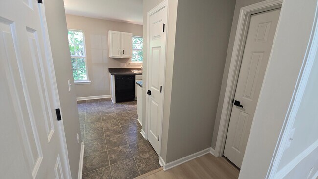 Building Photo - 614 Summerhill Dr