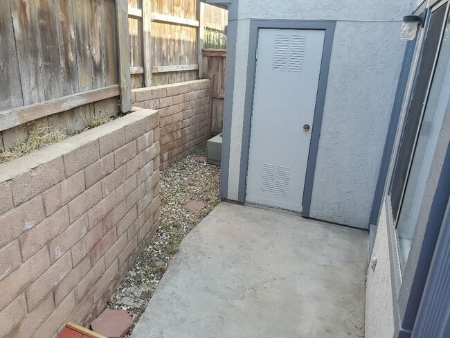 Building Photo - 2 Bedroom - 2.5 Bathroom Condo in gated co...
