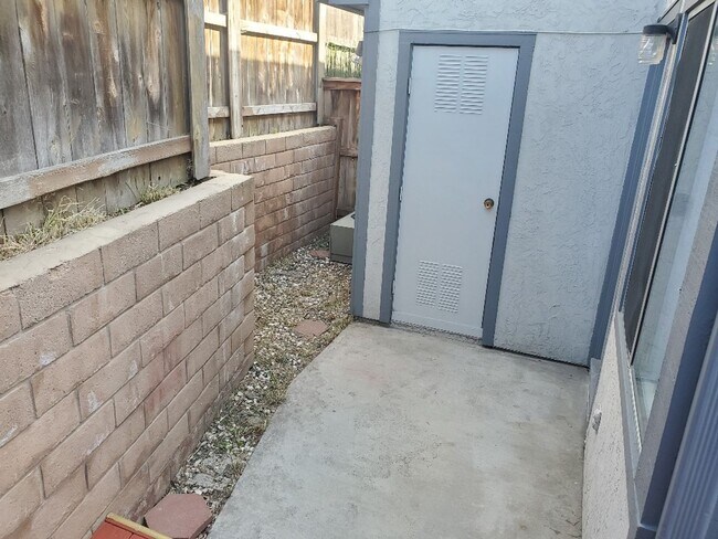Building Photo - 2 Bedroom - 2.5 Bathroom Condo in gated community