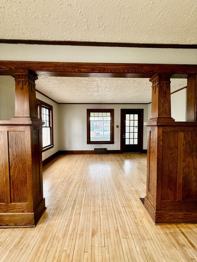 Building Photo - 845-847 2nd Ave NW