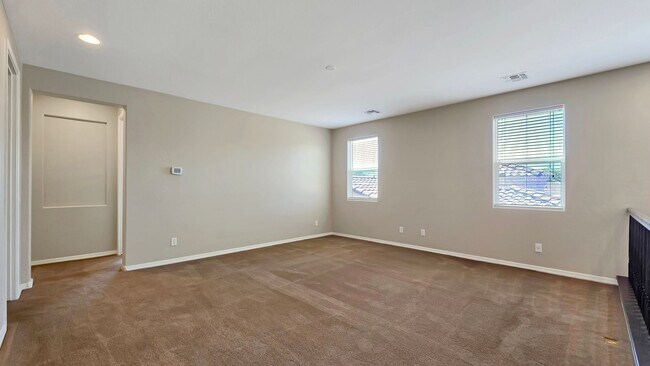 Building Photo - Upgraded kitchen and lots of sq ft in Verrado!
