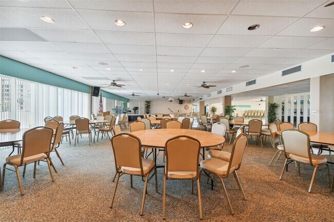 Building Photo - 7400 Sun Island Dr S