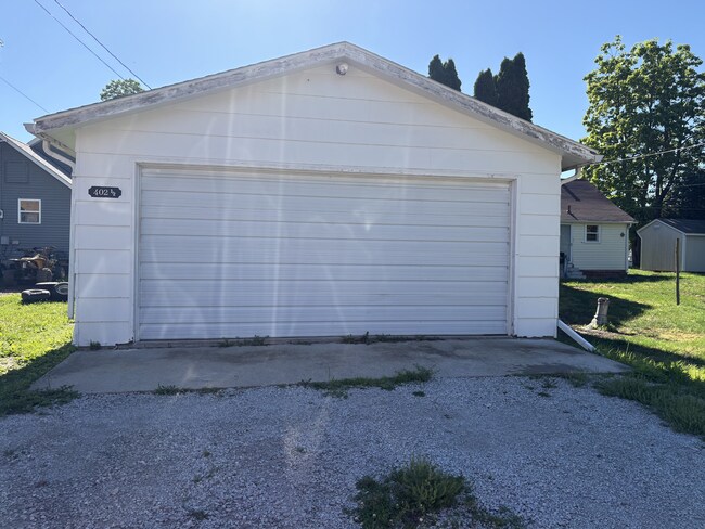 Building Photo - 402 1/2 S Elm St