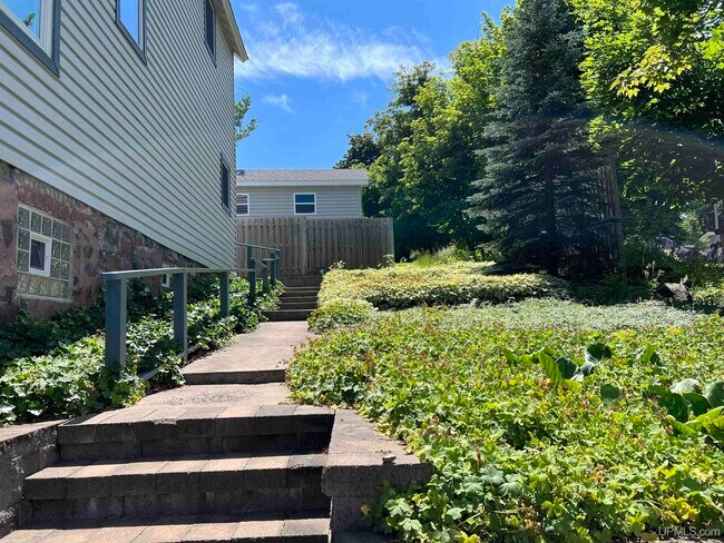 Side Yard/Garden - 605 W Houghton Ave