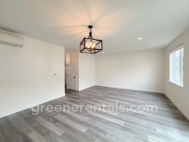 Building Photo - 2545 Natola Dr SE