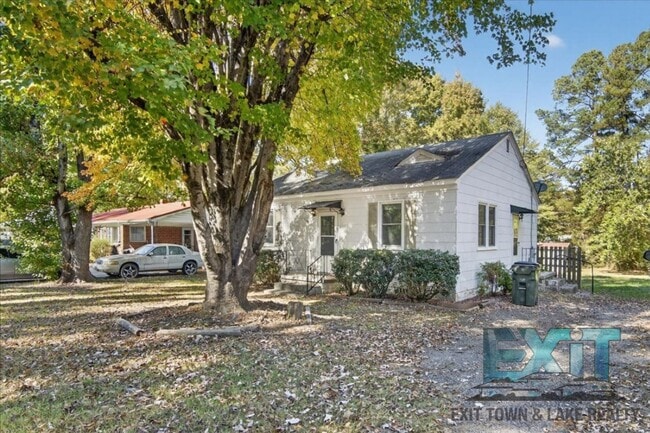 Building Photo - 2 Bedroom & 1 Bathroom Home