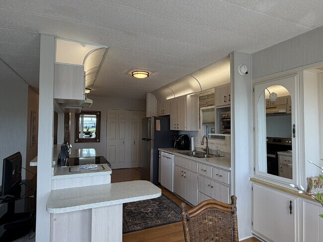 Building Photo - "Charming 2-Bed, 2-Bath Mobile Home Retreat in Harbor Cove!"