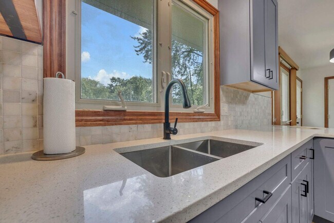 Building Photo - 3695 Montclair Dr