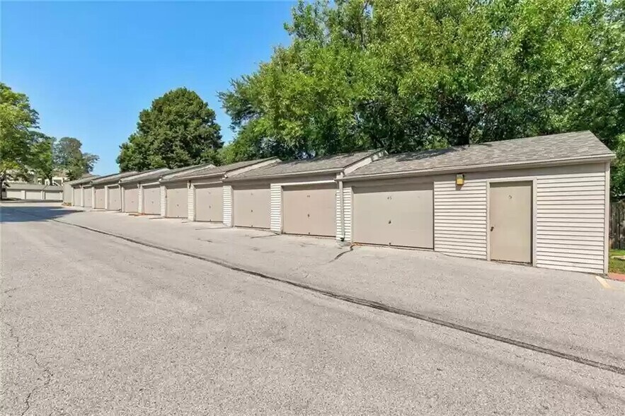 Garage - 9533 University Ave