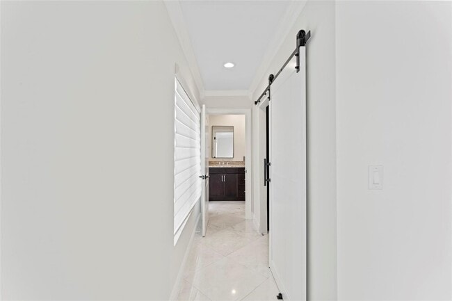 Building Photo - 2530 NE 49th St