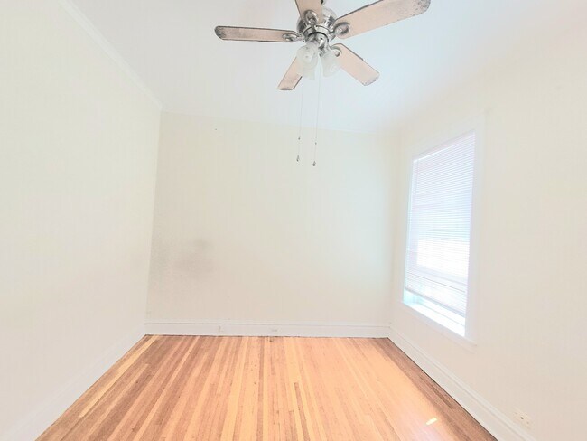 Building Photo - 6320 N Lakewood Ave