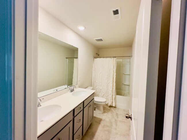 Building Photo - 15115 Moulin Ct Dr