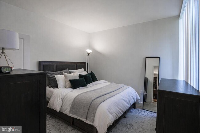 Building Photo - 675 S President St