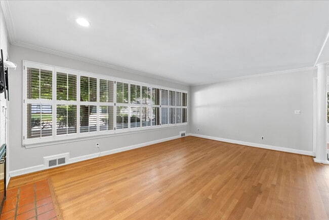 Building Photo - "Charming 4-Bed Retreat with Granite Kitch...