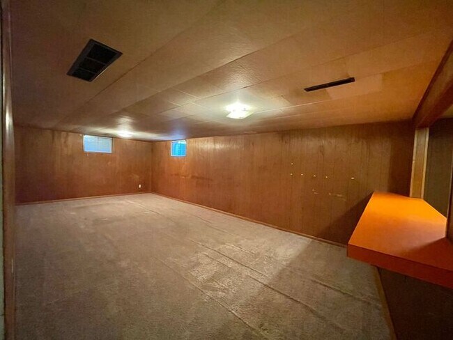 Building Photo - Spacious 3 Bedroom, 1.5 Bathroom Home in G...