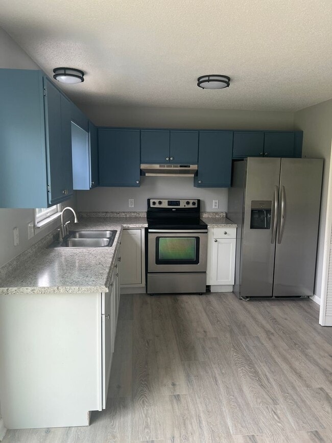 Building Photo - UPDATED 2 BEDROOM TOWNHOUSE WITH COMMUNITY POOL