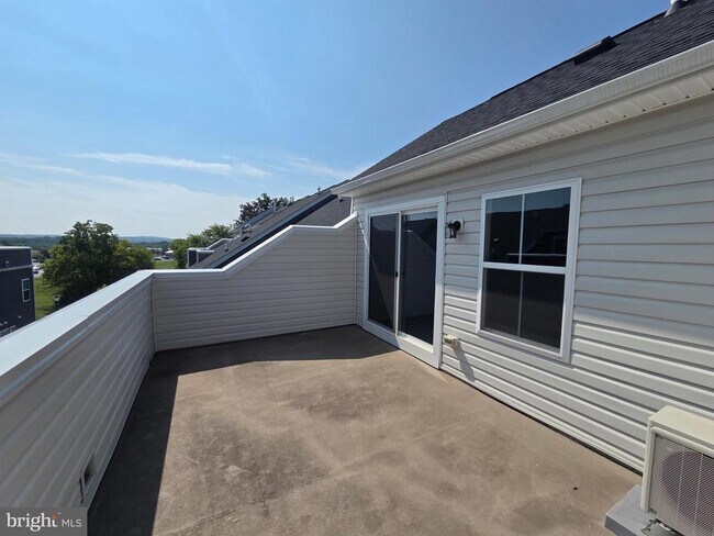 Building Photo - 2558 Hopton Ln