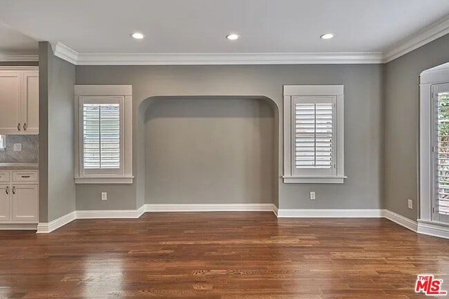 Building Photo - 515 S Van Ness Ave