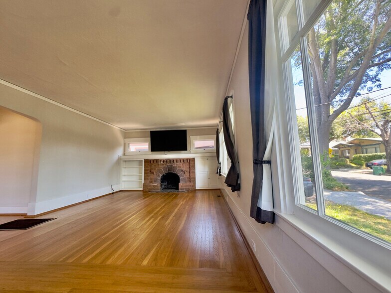 Building Photo - 2309 Derby St