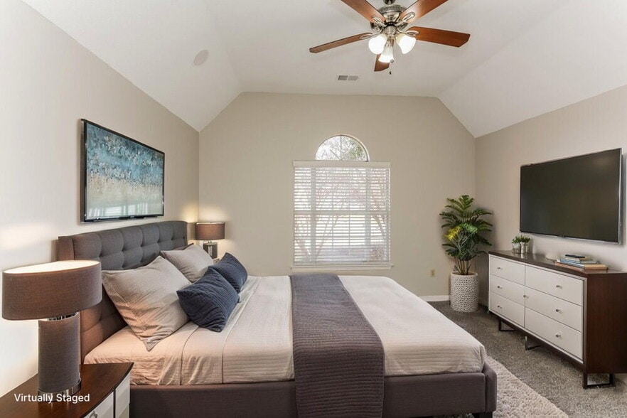 Building Photo - 6688 Ross Manor Dr