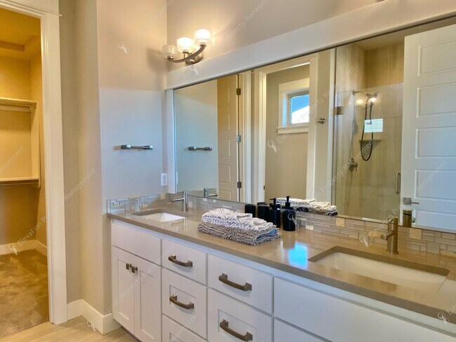 Building Photo - Luxury Single-Level 3BR - 3.5BA Living in Tetherow